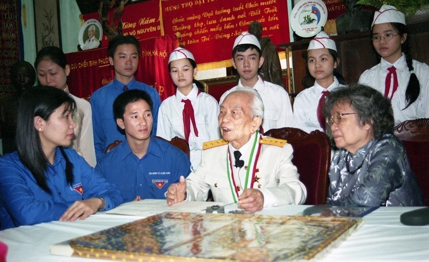 Trong ảnh: Đại tướng Võ Nguyên Giáp nói chuyện với đại diện Đoàn TNCS Hồ Chí Minh thành phố Hà Nội, nhân kỷ niêm 50 năm chiến thắng Điện Biên Phủ, ngày 6/5/2004. (Ảnh: Đình Trân/TTXVN)