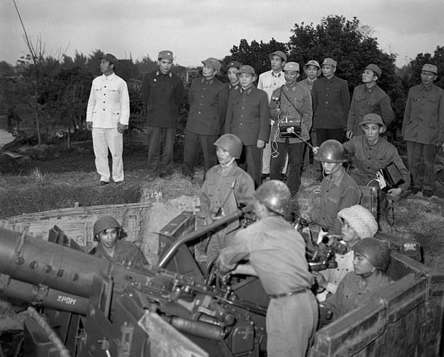 Đại tướng Võ Nguyên Giáp đến thăm Đại đội 6 bộ đội cao xạ bảo vệ Thủ đô Hà Nội nhân dịp Tết Mậu Thân tháng 1/1968. (Ảnh: Doãn Tý/TTXVN)
