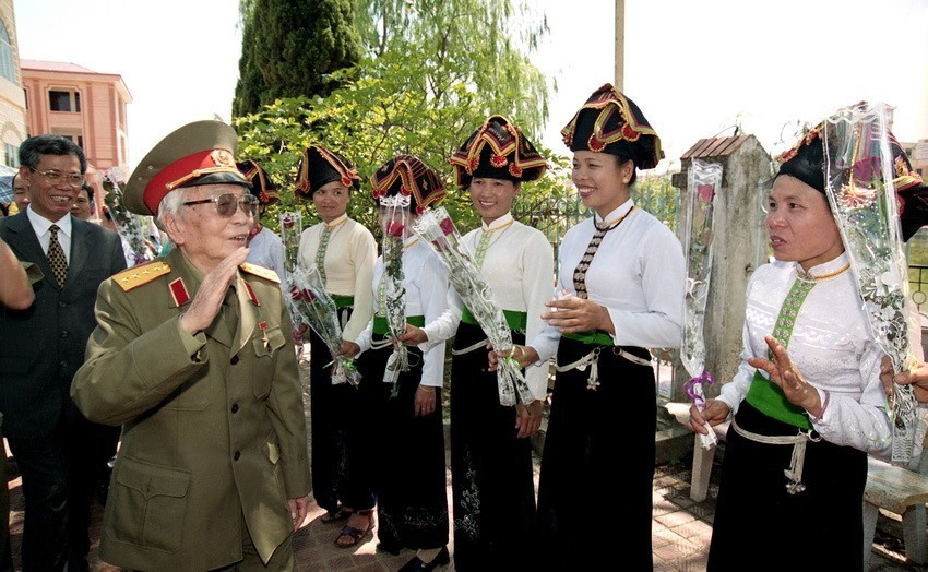Đại tướng Võ Nguyên Giáp với các thiếu nữ dân tộc Thái, tỉnh Điện Biên trong chuyến thăm lại chiến trường xưa, chiều 20/4/2004. (Ảnh: Trần Tuấn/TTXVN)