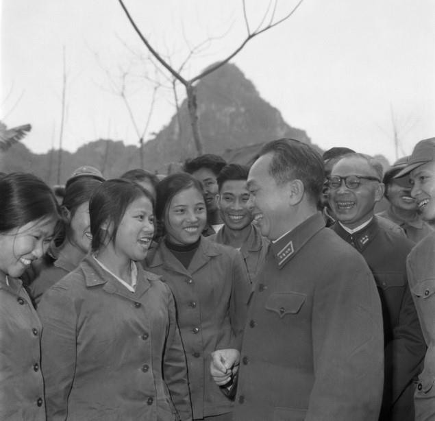 Nhân dịp Tết Canh Tuất 1970, Đại tướng Võ Nguyên Giáp đến thăm, chúc Tết cán bộ, chiến sỹ đoàn X bộ binh, Quân khu 3. (Ảnh: Nghĩa Dũng/TTXVN)