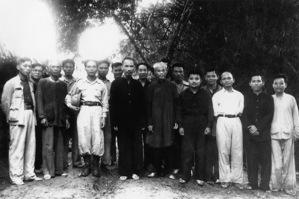 Đại tướng Võ Nguyên Giáp (hàng đầu, thứ ba từ trái sang) bên cạnh Chủ tịch Hồ Chí Minh, sau lễ phong quân hàm Đại tướng, tại Lục Rã, chân đèo Re, THái Nguyên, ngày 27/5/1948. (Ảnh: Tư liệu TTXVN)