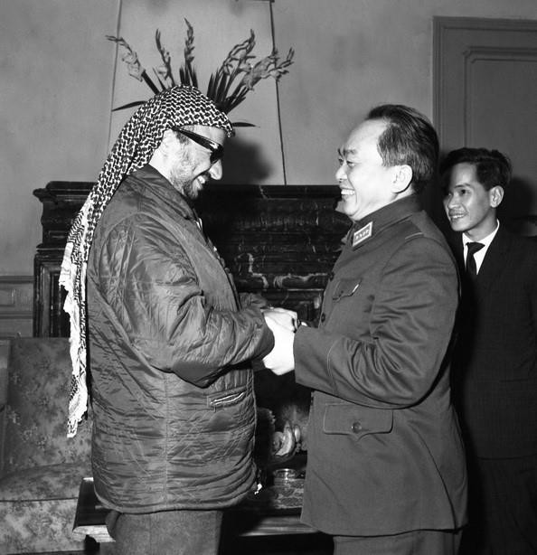 Đại tướng Võ Nguyên Giáp, Bộ trưởng Quốc phòng tiếp Chủ tịch Tổ chức Giải phóng Palestine, Tổng thống Yasser Arafat tại Hà Nội, tháng 3/1970. (Ảnh: TTXVN)