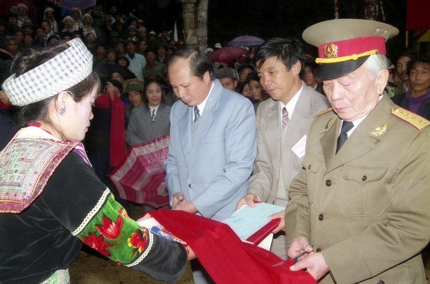 Ngày 17/12/94, tại huyện Nguyên Bình (Cao Bằng), Đại tướng Võ Nguyên Giáp cắt băng khánh thành công trình lưu niệm nhà bia và đón nhận Bằng di tích lịch sử khu rừng Trần Hưng Đạo, nơi Đội Việt Nam tuyên truyền giải phóng quân ra đời. (Ảnh: Nguyễn Khang/TTXVN)