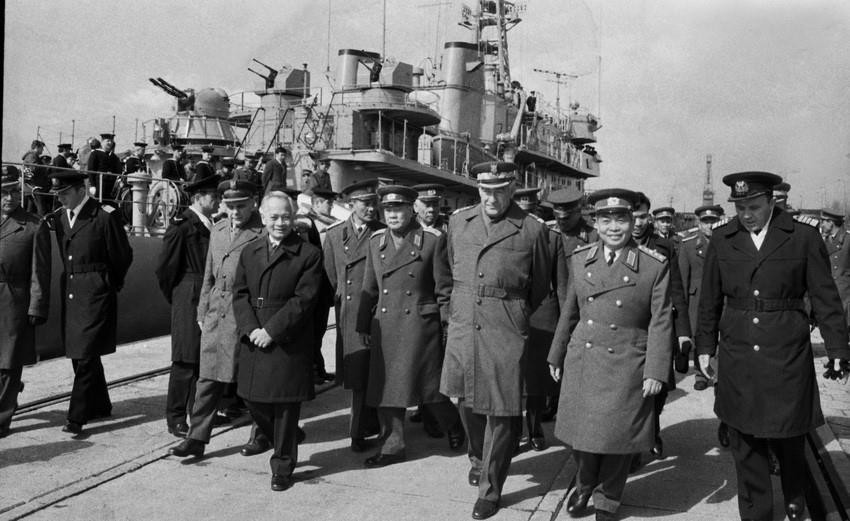 Ngày 21/04/1977, Đại tướng Võ Nguyên Giáp, Ủy viên Bộ chính trị, Phó thủ tướng Chính phủ dẫn dầu đoàn Bộ Quốc phòng Việt Nam thăm đơn vị hải quân Ba Lan trên bờ biển Baltic. (Ảnh: Hứa Kiểm/TTXVN)