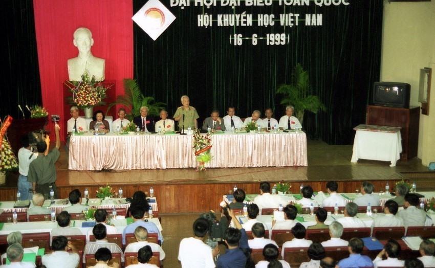 Đại tướng Võ Nguyên Giáp, Chủ tịch danh dự Hội khuyến học Việt Nam đến dự và phát biểu tại Đại hội đại biểu toàn quốc hội khuyến học Việt Nam ngày 16/6/1999. (Ảnh: Trần Thiêm/TTXVN)