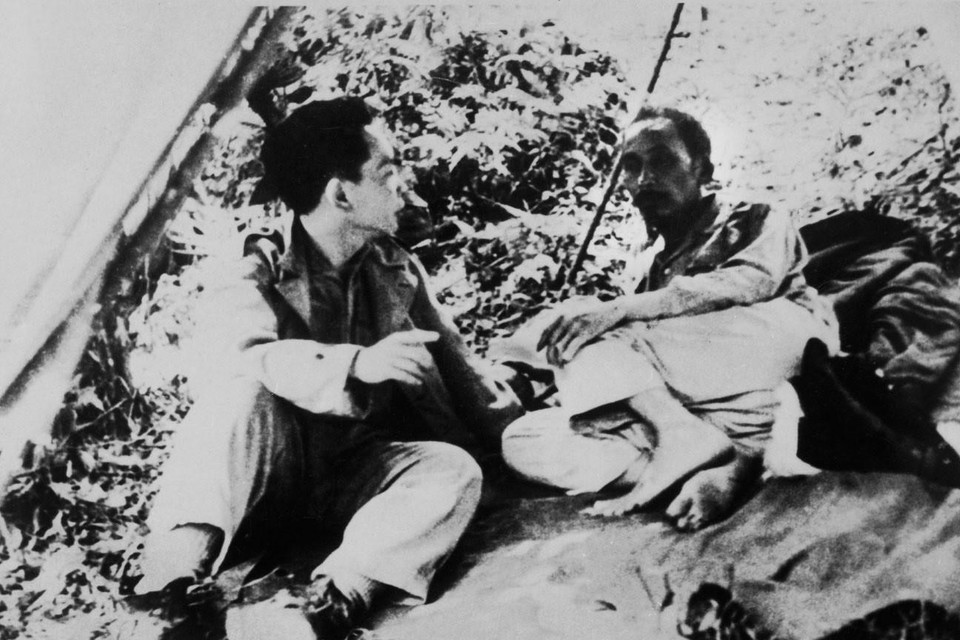 Chủ tịch Hồ Chí Minh và Đại tướng Võ Nguyên Giáp trên đường đi Chiến dịch biên giới, năm 1950. (Ảnh: Tư liệu TTXVN)