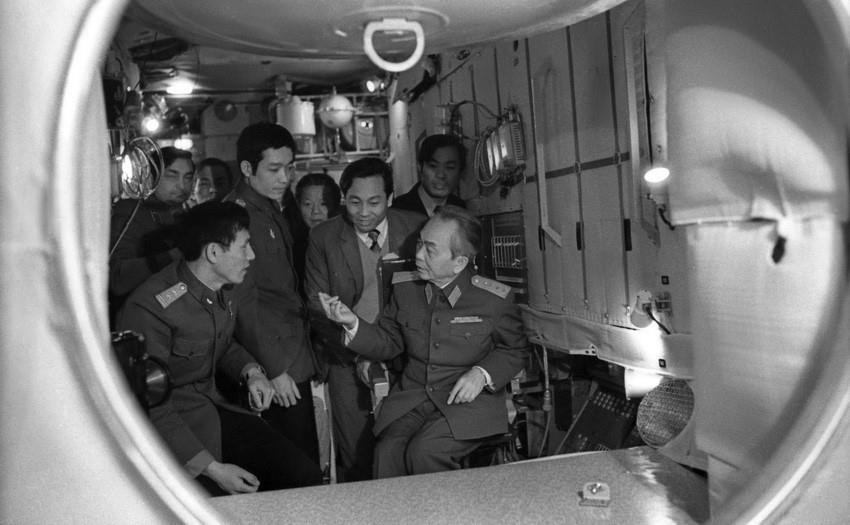 Tháng 7/1980, Đại tướng Võ Nguyên Giáp thăm Trung tâm huấn luyện phi công vũ trụ Yuri Gagarin tại Liên Xô. (Ảnh: Tiến Dũng/TTXVN)