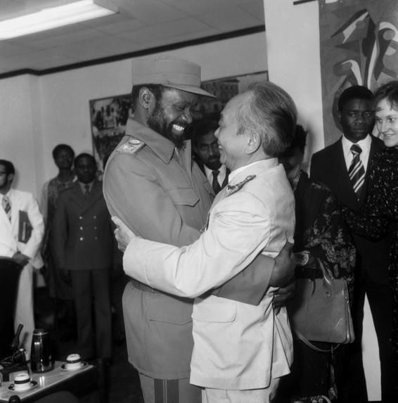 Ngài Samora Machel, Chủ tịch nước Cộng hòa Mozambique, Chủ tịch Đảng Frelimo đón Đại tướng Võ Nguyên Giáp, Ủy viên Bộ Chính trị, Phó Thủ tướng Chính phủ sang thăm Mozambique từ 15-19/11/1980. (Ảnh: Thế Trung/TTXVN)
