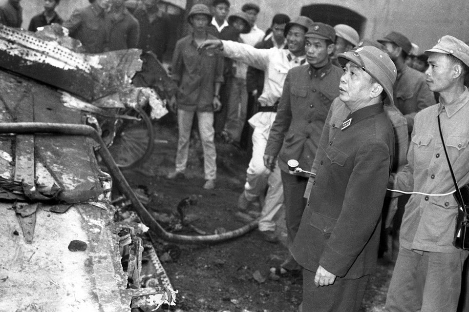 Ngày 30/12/1972, Đại tướng Võ Nguyên Giáp thị sát xác máy bay B52 Mỹ bị quân và dân ta bắn rơi tại làng Ngọc Hà (Hà Nội) trong chuyến thăm Tiểu đoàn 79 tên lửa, đơn vị có nhiều thành tích cùng quân và dân Thủ đô đập tan cuộc tập kích chiến lược bằng không quân của Mỹ cuối tháng 12/1972. (Ảnh: TTXVN)