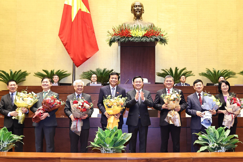 Chủ tịch Quốc hội Vương Đình Huệ tặng hoa Phó Chủ tịch nước Đặng Thị Ngọc Thịnh và một số ủy viên Ủy ban Thường vụ Quốc hội vừa được miễn nhiệm. (Ảnh: Trọng Đức/TTXVN)