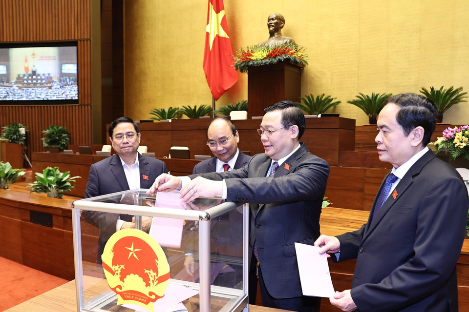 Các đồng chí lãnh đạo Đảng, Nhà nước bỏ phiếu miễn nhiệm Phó Chủ tịch nước; một số ủy viên Ủy ban Thường vụ Quốc hội, Chủ nhiệm một số Ủy ban của Quốc hội, Tổng Thư ký Quốc hội, Tổng Kiểm toán nhà nước. (Ảnh: Trọng Đức/TTXVN)