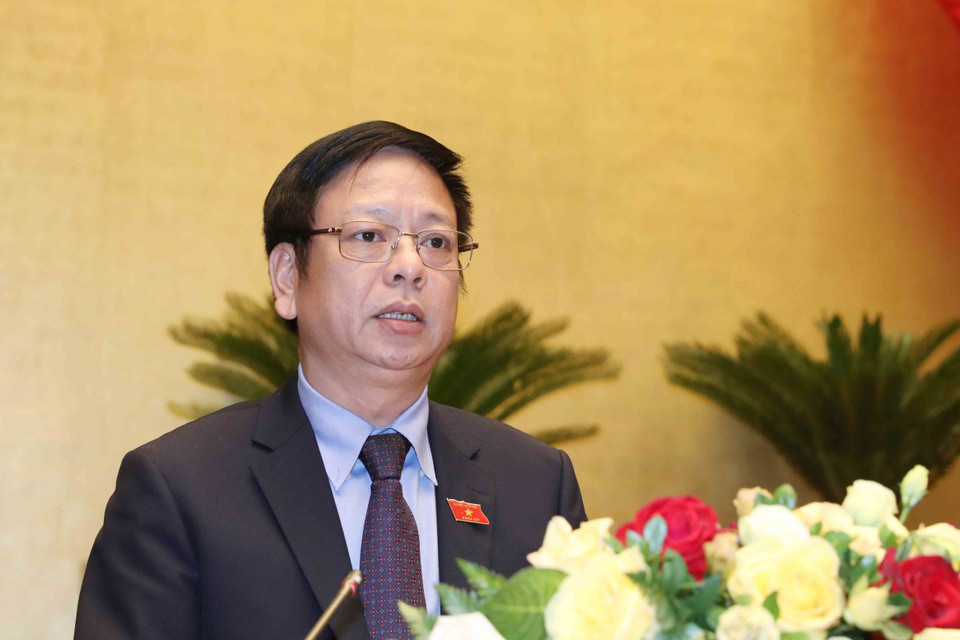 Phó Tổng Thư ký Quốc hội Nguyễn Trường Giang trình bày các dự thảo Nghị quyết về việc miễn nhiệm Phó Chủ tịch nước, một số ủy viên Ủy ban Thường vụ Quốc hội, Chủ nhiệm một số Ủy ban của Quốc hội, Tổng Thư ký Quốc hội, Tổng Kiểm toán nhà nước. (Ảnh: Phương Hoa/TTXVN)