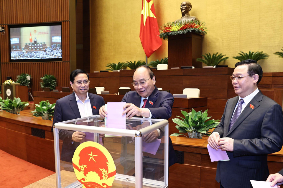 Các đồng chí lãnh đạo Đảng, Nhà nước bỏ phiếu miễn nhiệm Phó Chủ tịch nước; một số ủy viên Ủy ban Thường vụ Quốc hội, Chủ nhiệm một số Ủy ban của Quốc hội, Tổng Thư ký Quốc hội, Tổng Kiểm toán nhà nước. (Ảnh: Trọng Đức/TTXVN)