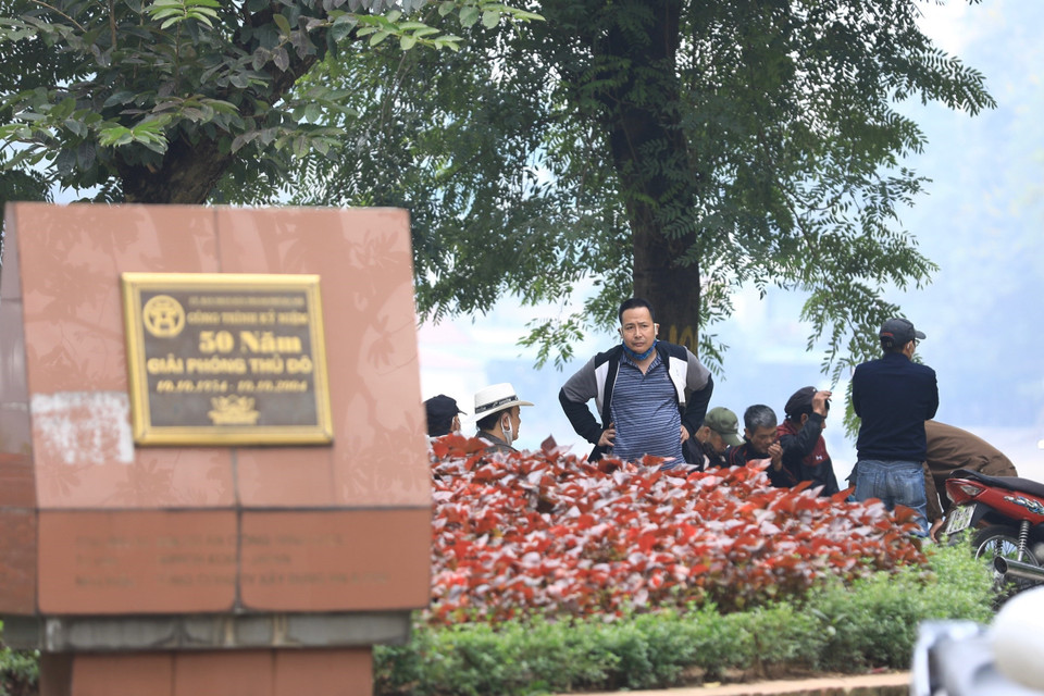 Nhiều người dân Thủ đô vẫn chủ quan trong công tác phòng dịch (ảnh chụp tại ven hồ Thiền Quang sáng 10/12/2021). (Ảnh: Tuấn Anh/TTXVN)