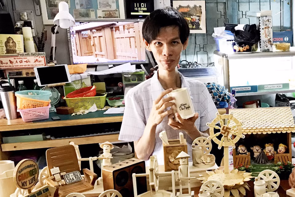 Anh Triệu Hồng Hồ Em cùng các sản phẩm thủ công từ tre. (Ảnh: Công Mạo/TTXVN)