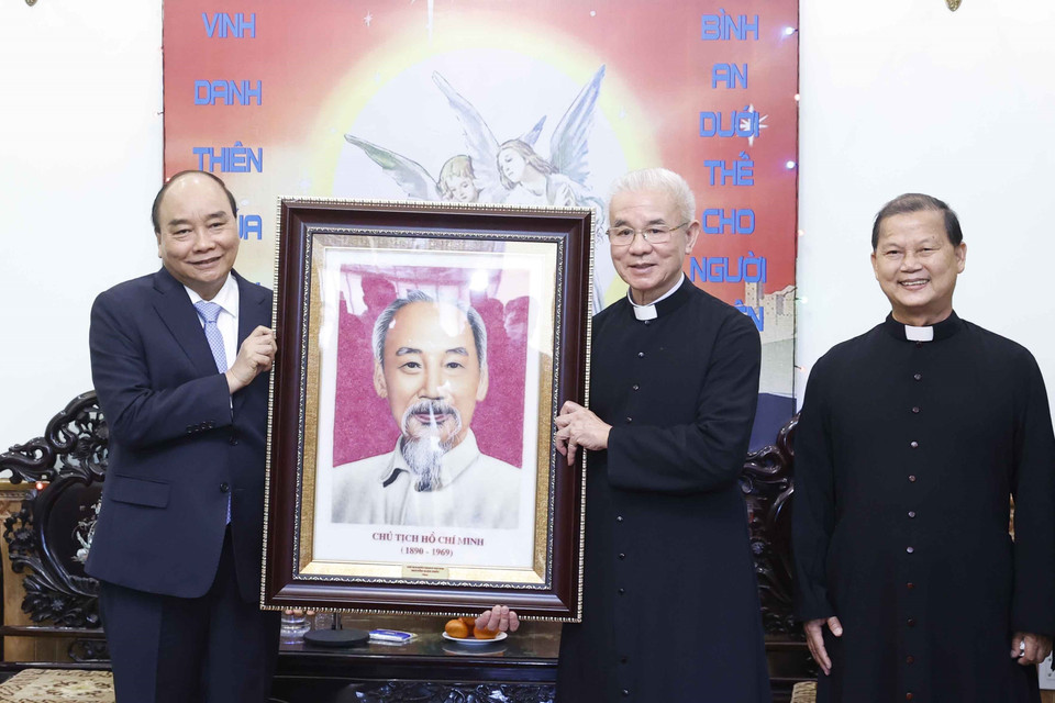 Chủ tịch nước Nguyễn Xuân Phúc tặng bức tranh chân dung Chủ tịch Hồ Chí Minh cho Ủy ban Đoàn kết Công giáo Việt Nam. (Ảnh: Thống Nhất/TTXVN)