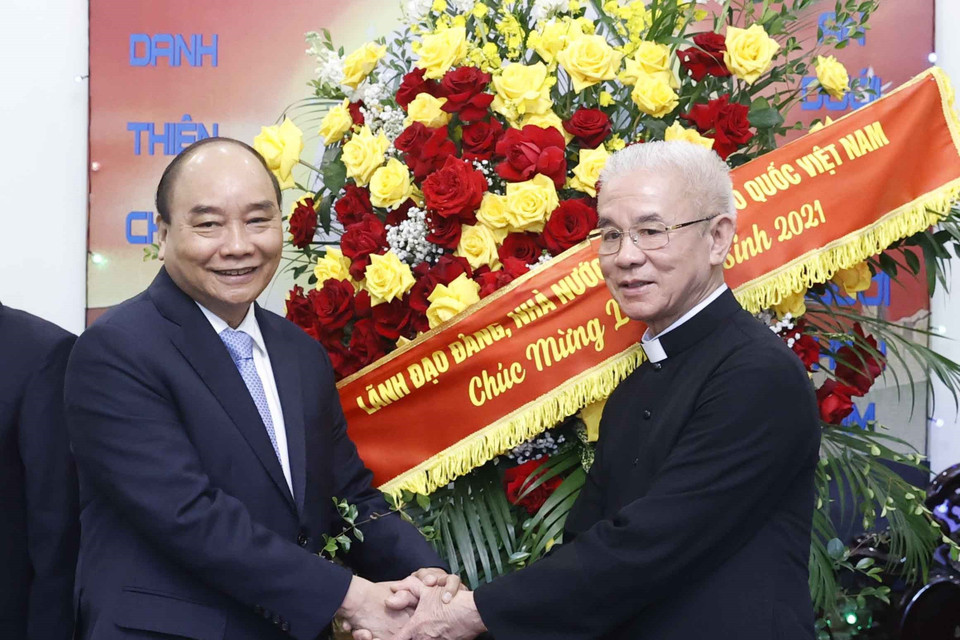 Chủ tịch nước Nguyễn Xuân Phúc và Linh mục Giuse Nguyễn Xuân Mạnh, Chủ tịch Ủy ban Đoàn kết Công giáo Việt Nam. (Ảnh: Thống Nhất/TTXVN)