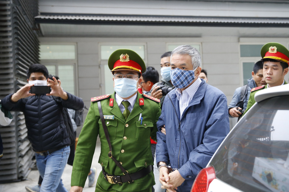 Cảnh sát dẫn giải bị cáo đến tòa. (Ảnh: Doãn Tấn,TTXVN)