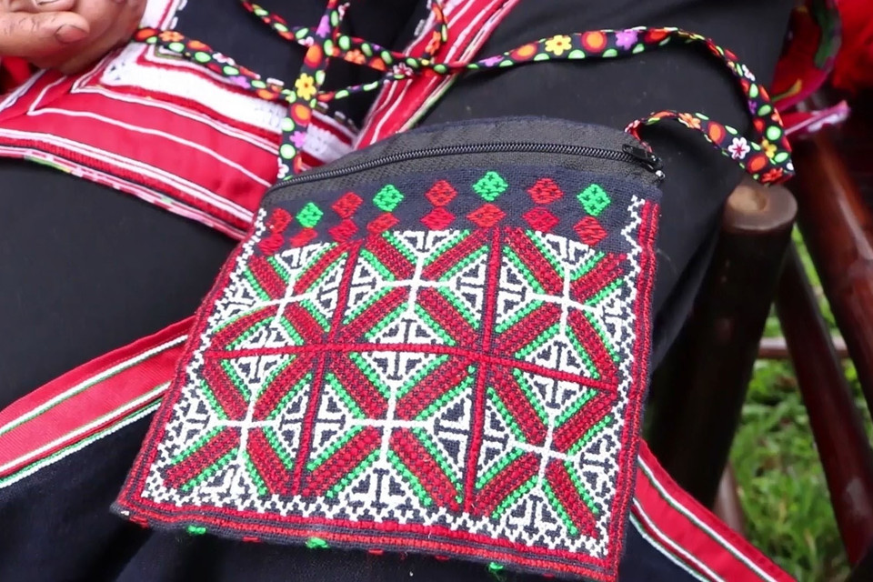 Túi thổ cẩm của người Dao đỏ. (Ảnh: Nguyễn Chiến/TTXVN)