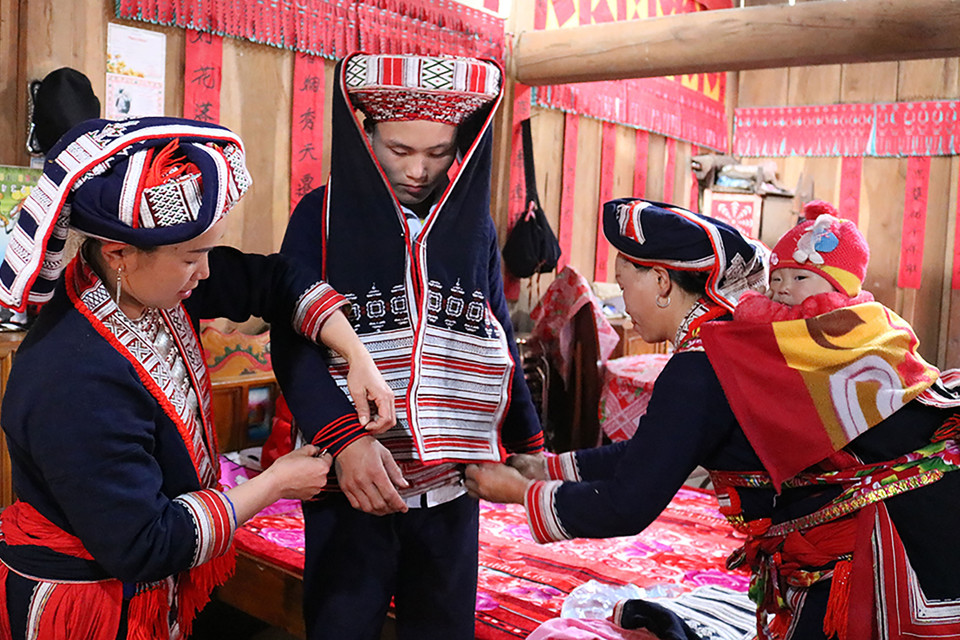 Trang phục chú rể trong ngày cưới của người Dao đỏ. (Ảnh: Nguyễn Chiến/TTXVN)