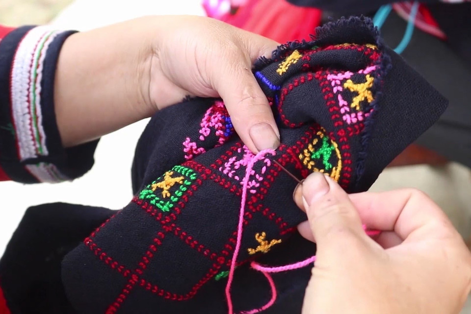 Hoa văn, họa tiết cầu kỳ trên các sản phẩm thổ cẩm của người Dao đỏ. (Ảnh: Nguyễn Chiến/TTXVN)