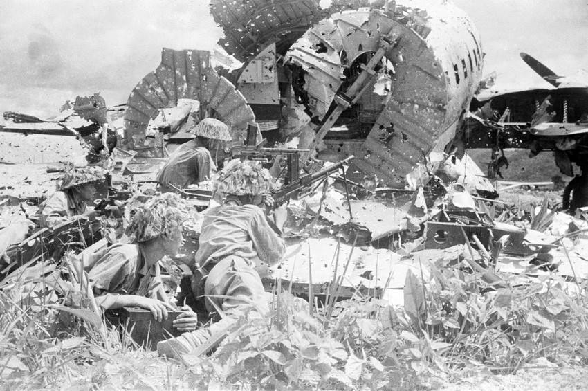 Các đơn vị xung kích của ta tấn công sân bay Mường Thanh, ngày 22/4/1954. (Ảnh: TTXVN)