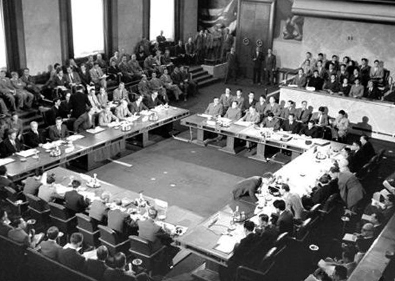 Chiến thắng Điện Biên Phủ buộc chính phủ Pháp phải ký kết Hiệp định Geneva (7/1954) công nhận độc lập, chủ quyền, thống nhất và toàn vẹn lãnh thổ ba nước Đông Dương, kết thúc vẻ vang cuộc kháng chiến trường kỳ, gian khổ kéo dài 9 năm (1945-1954). (Ảnh: TTXVN)