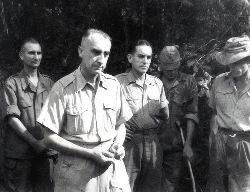 Tướng 1 sao De Castries, chỉ huy tập đoàn cứ điểm Điện Biên Phủ và các sỹ quan cao cấp người Pháp ra đầu hàng quân đội Việt Nam, chiều 7/5/1954. (Ảnh: TTXVN)