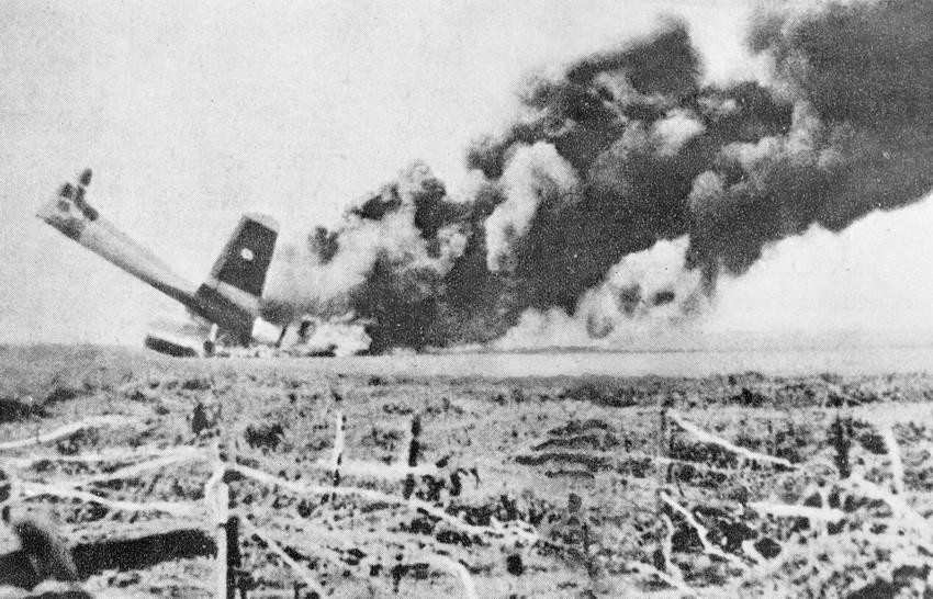 Máy bay B26 của Pháp tại mặt trận Điện Biên Phủ bị lực lượng pháo phòng không 37mm của quân ta bắn rơi. (Ảnh: TTXVN)