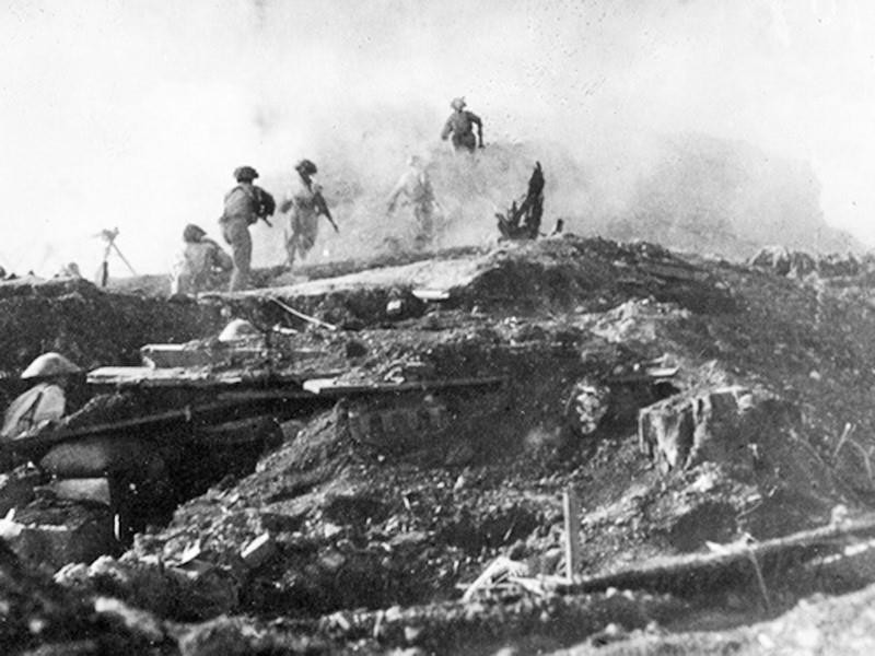 Bộ đội ta tấn công các vị trí xung yếu của địch trên đồi A1, ngày 6/5/1954. (Ảnh: TTXVN)