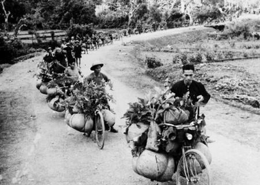 Sự đóng góp to lớn của lực lượng dân công, đảm bảo hậu cần cho chiến dịch là một trong những nguyên nhân chính làm nên chiến thắng Điện Biên Phủ. (Ảnh: TTXVN)