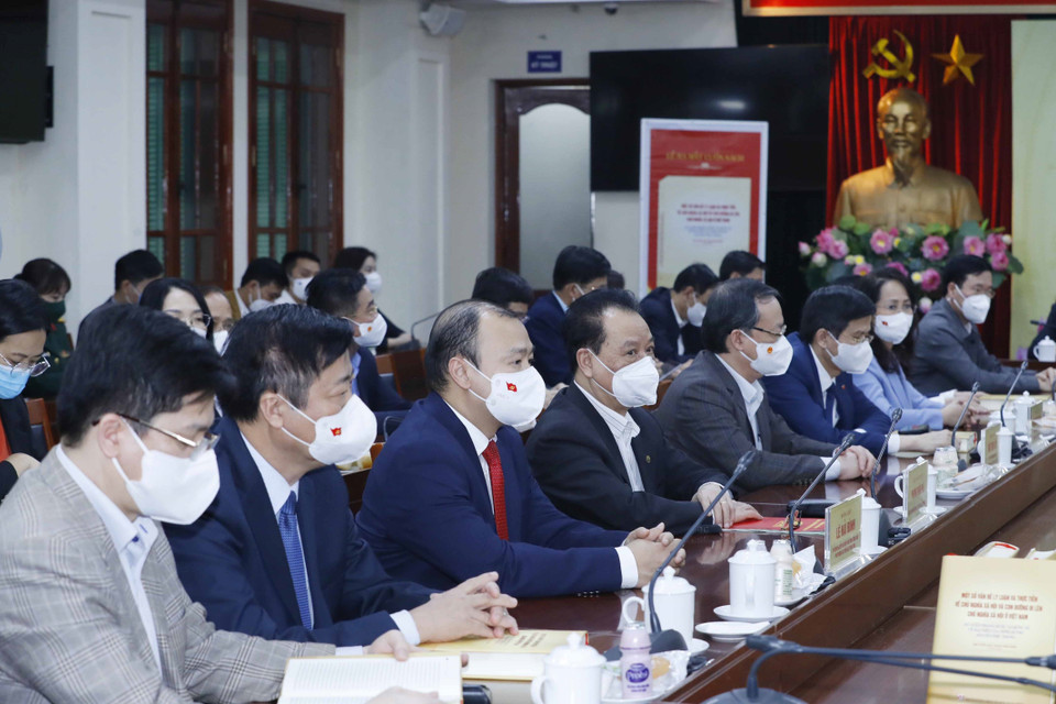 Các đại biểu dự lễ ra mắt sách. (Ảnh: Phương Hoa/TTXVN)