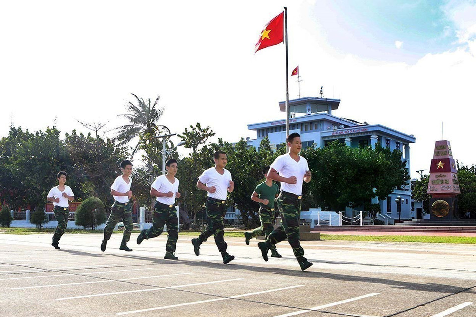 Các thế hệ chiến sỹ Trường Sa ngày đêm nâng cao cảnh giác, huấn luyện sẵn sàng chiến đấu, quyết tâm bảo vệ độc lập, chủ quyền biển đảo và toàn vẹn lãnh thổ thiêng liêng của Tổ quốc. (Ảnh: Huy Hùng/TTXVN)