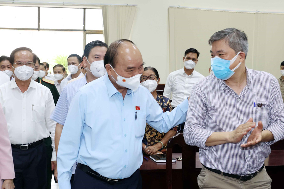 Chủ tịch nước Nguyễn Xuân Phúc với cử tri huyện Hóc Môn trước buổi tiếp xúc cử tri. (Ảnh: Thống Nhất/TTXVN)