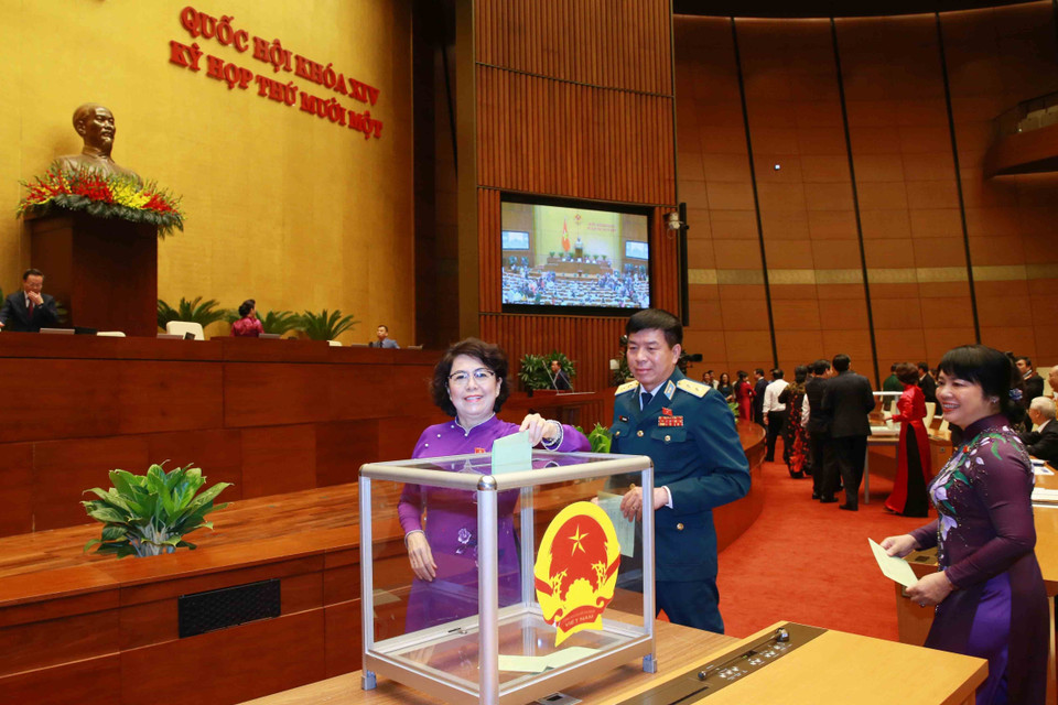 Đại biểu Quốc hội bỏ phiếu bầu Chủ tịch Quốc hội, Chủ tịch Hội đồng bầu cử quốc gia. (Ảnh: Phương Hoa/TTXVN)