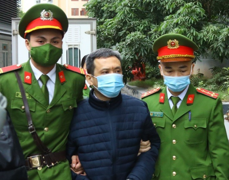 Hình ảnh cảnh sát dẫn giải các bị cáo đến tòa. (Ảnh: TTXVN)