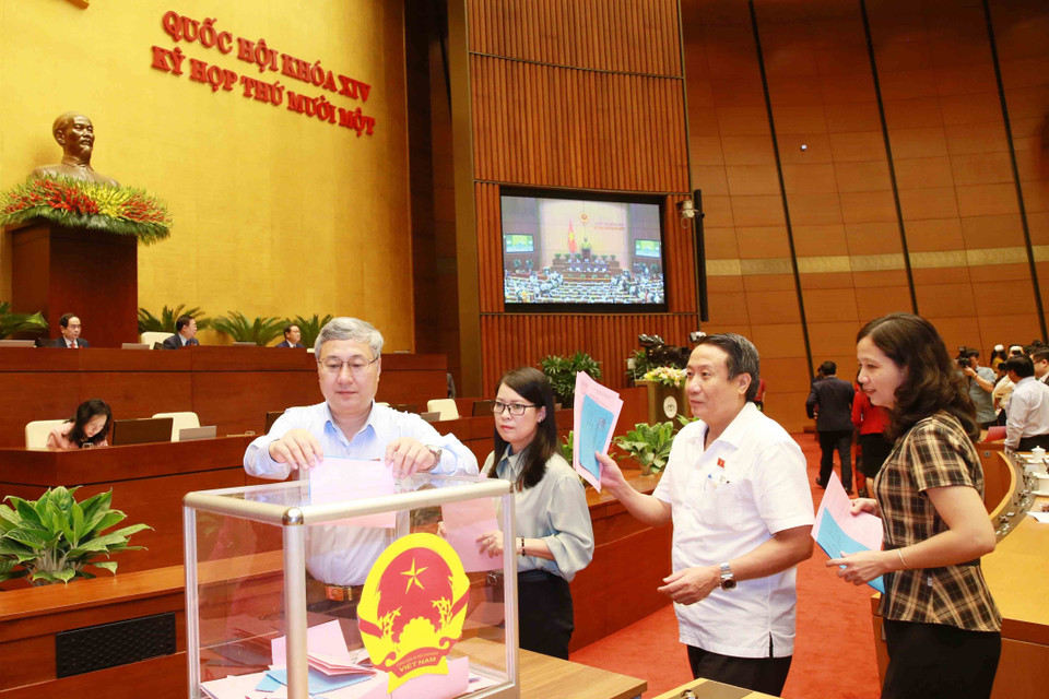Đại biểu Quốc hội bỏ phiếu phê chuẩn đề nghị việc bổ nhiệm một số Phó Thủ tướng Chính phủ, một số Bộ trưởng và thành viên khác của Chính phủ. (Ảnh: Phương Hoa/TTXVN)