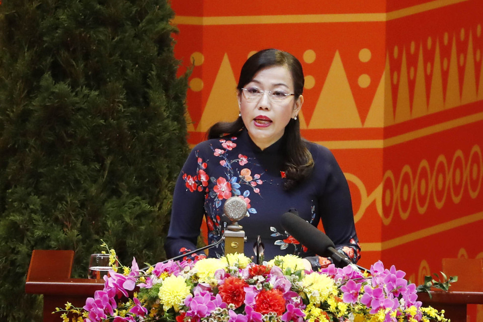 Bà Nguyễn Thanh Hải, Ủy viên Đoàn Thư ký Đại hội đọc danh sách các chính Đảng, tổ chức và bạn bè quốc tế gửi thư, điện chúc mừng Đại hội XIII của Đảng. (Ảnh: TTXVN)