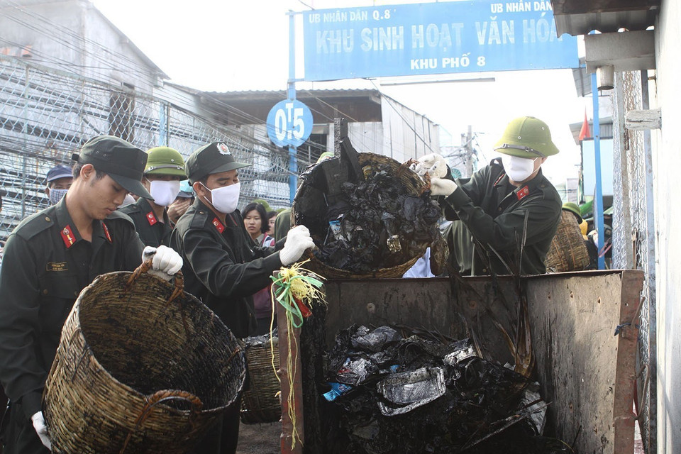 Lực lượng thanh niên, công an Thành phố Hồ Chí Minh trong chiến dịch hành quân xanh tham gia nạo vét, thu gom rác tồn đọng khu vực rạch Du. (Ảnh: Thanh Vũ/TTXVN)