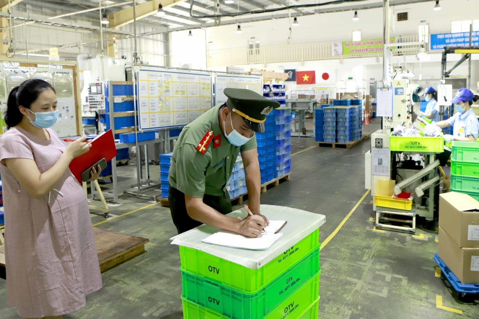 Kiểm tra công tác phòng, chống dịch COVID-19 tại xưởng sản xuất của Công ty TNHH Ohashi Tekko Việt Nam, Khu công nghiệp Bình Xuyên, Vĩnh Phúc. (Ảnh: Hoàng Hùng/TTXVN)
