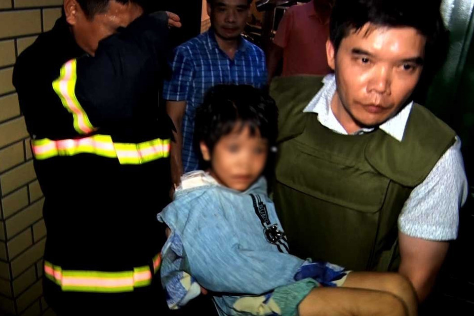 Công an thị xã Từ Sơn, tỉnh Bắc Ninh đã giải cứu thành công cháu Vũ Đặng N.A, 6 tuổi, ở khu phố Tân Lập, phường Đình Bảng, thị xã Từ Sơn, tỉnh Bắc Ninh bị bố đẻ Đặng Trung Kiên bạo hành (5/9/2020). (Ảnh: TTXVN phát)