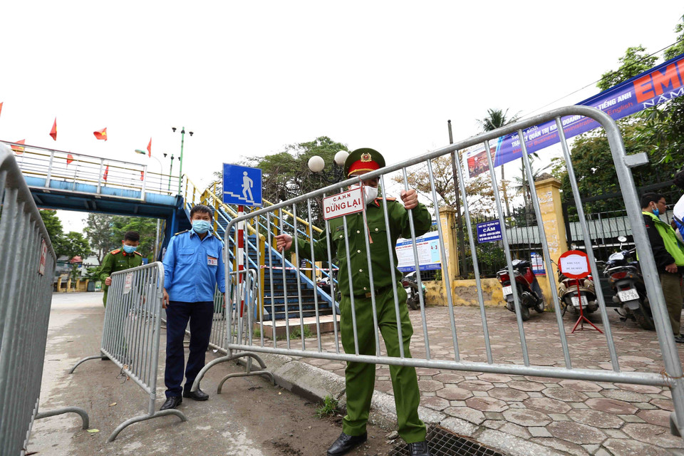 Công an phường Đồng Tâm, quận Hai Bà Trưng (Hà Nội) lập hàng rào cách ly, phong tỏa tại Bệnh viện Bạch Mai. (Ảnh: Minh Quyết/TTXVN)