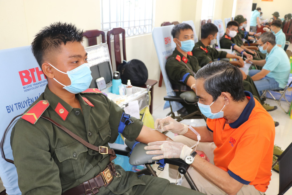 Chiến sỹ Trung đoàn Cảnh sát cơ động Đông Nam thành phố Hồ Chí Minh hiến máu tình nguyện tại lễ phát động hưởng ứng Ngày toàn dân hiến máu tình nguyện năm 2021. (Ảnh: Đức Hạnh/TTXVN)