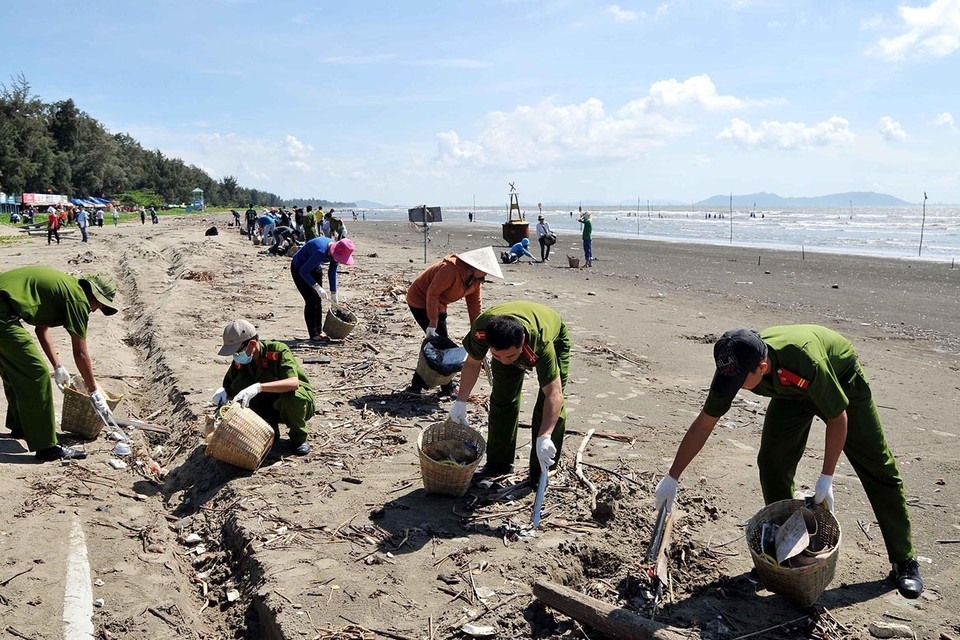 Các tình nguyện viên Trung tâm Công tác xã hội Thanh niên Thành phố Hồ Chí Minh tham gia dọn dẹp vệ sinh dọc bãi biển Cần Giờ. (Ảnh: An Hiếu/TTXVN)