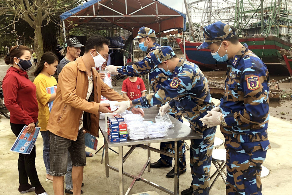 Hải đoàn 11, Bộ Tư lệnh Vùng Cảnh sát biển 1 cấp phát khẩu trang, nước sát khuẩn cho nhân dân tại cảng Mắt Rồng, xã Lập Lễ, Thủy Nguyên, Hải Phòng để phòng, chống dịch COVID-19. (Ảnh: TTXVN)