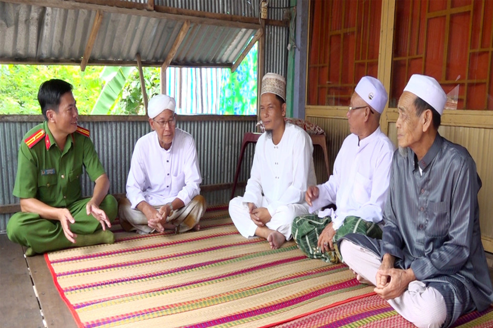 Công an xã Quốc Thái (An Phú, An Giang) gặp gỡ, trao đổi với các chức sắc trong đồng bào dân tộc Chăm về tình hình an ninh trật tự tại địa phương. (Ảnh: Thanh Sang/TTXVN)