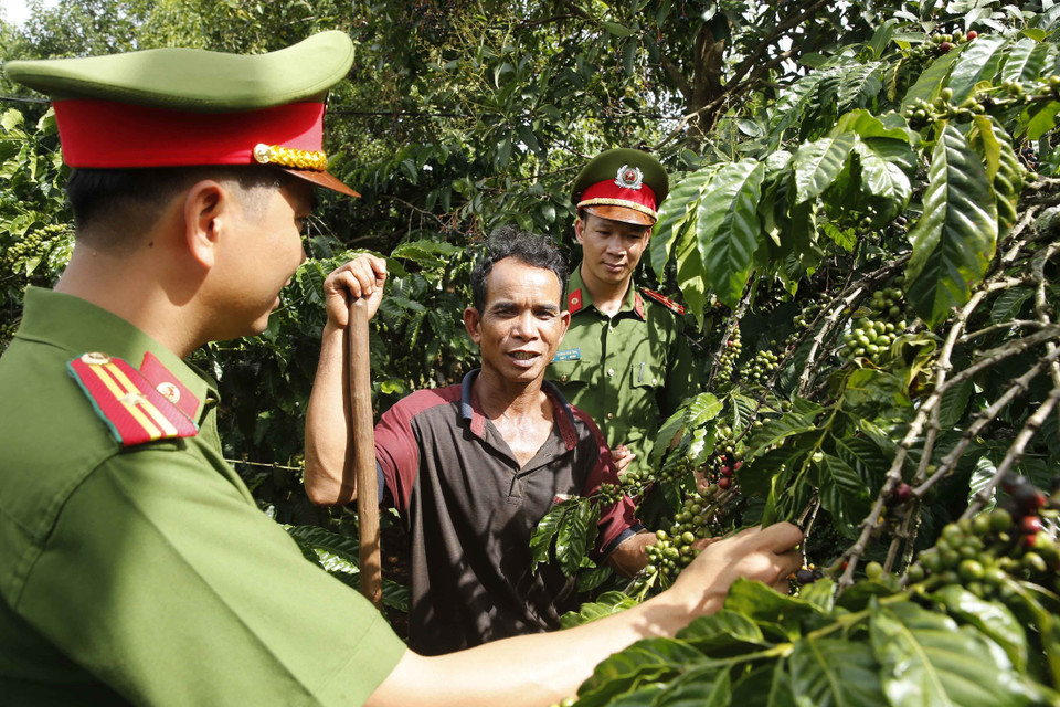 Thiếu tá Trương Tuấn Quang, Trưởng Công an xã và Thượng úy Dương Quang Thái, Phó trưởng Công an xã Ia Ka, huyện Chư Păh, tỉnh Gia Lai tiếp xúc với ông Ksor Klit, nông dân xã về tình hình an ninh trật tự trên địa bàn. (Ảnh: Doãn Tấn/TTXVN)
