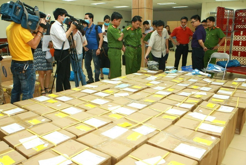 Lô hàng thảo mộc khô có chứa chất ma túy bị lực lượng chức năng bắt giữ. Đây là đường dây vận chuyển trái phép thảo mộc khô có chứa chất ma túy vào Việt Nam qua đường Bưu chính Quốc tế để vận chuyển tiếp qua nước thứ ba với tổng lô hàng là 199 kiện, trọng lượng khoảng 2,5 tấn (Tháng 7/2016). (Ảnh: Doãn Tấn/TTXVN)