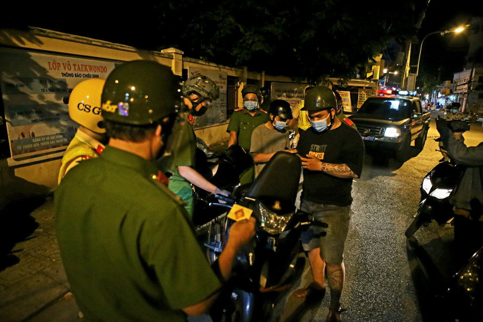 Trong thời gian Thành phố Hồ Chí Minh đang áp dụng Chỉ thị số 10 của UBND Thành phố về phòng, chống dịch Covid-19, Công an Thành phố tiếp tục tăng cường công tác tuần tra, quyết liệt thực hiện có hiệu quả các nhiệm vụ công tác công an, vừa tham gia phòng, chống dịch COVID-19, vừa đảm bảo an ninh trật tự trên địa bàn Thành phố. (Ảnh: Thành Chung/TTXVN)