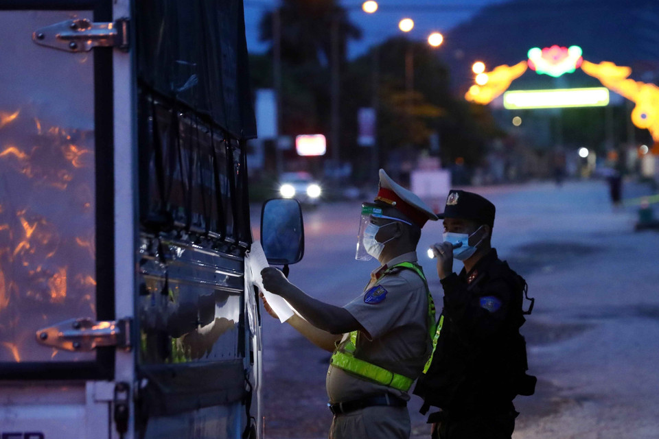 Tất cả phương tiện giao thông vào Thủ đô Hà Nội qua chốt kiểm dịch huyện Chương Mỹ đều được cảnh sát giao thông thành phố yêu cầu dừng xe kiểm tra giấy tờ và khai báo y tế. (Ảnh: Phạm Kiên/TTXVN)